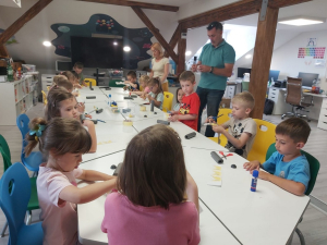 "Leptirići u STEM laboratoriju - pčelice, roboti i rakete!"