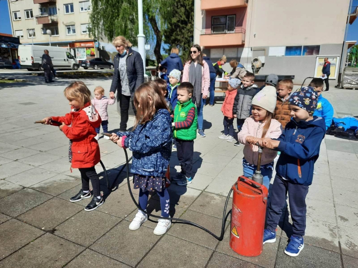 “Zečići“ i “Šapice“ u posjeti vatrogascima