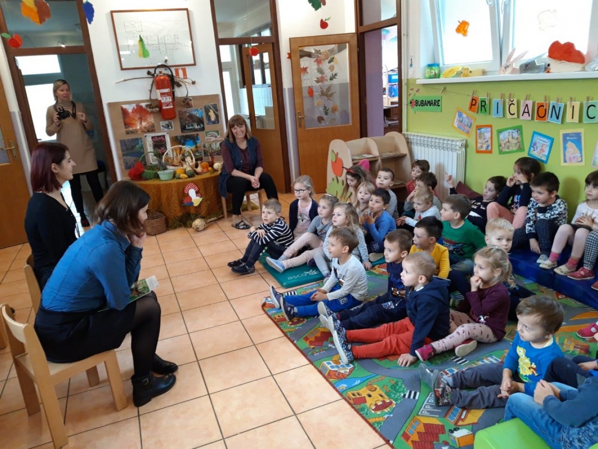 KRATKOVIDNA ŽIRAFA U VRTIĆU